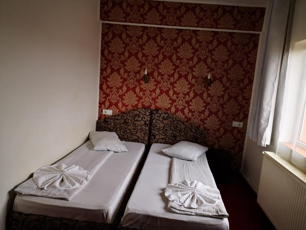 Golden Pension Târgu Jiu Esterno foto