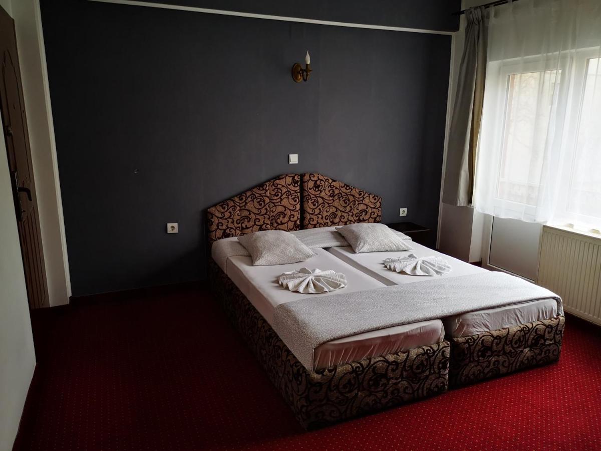 Golden Pension Târgu Jiu Esterno foto