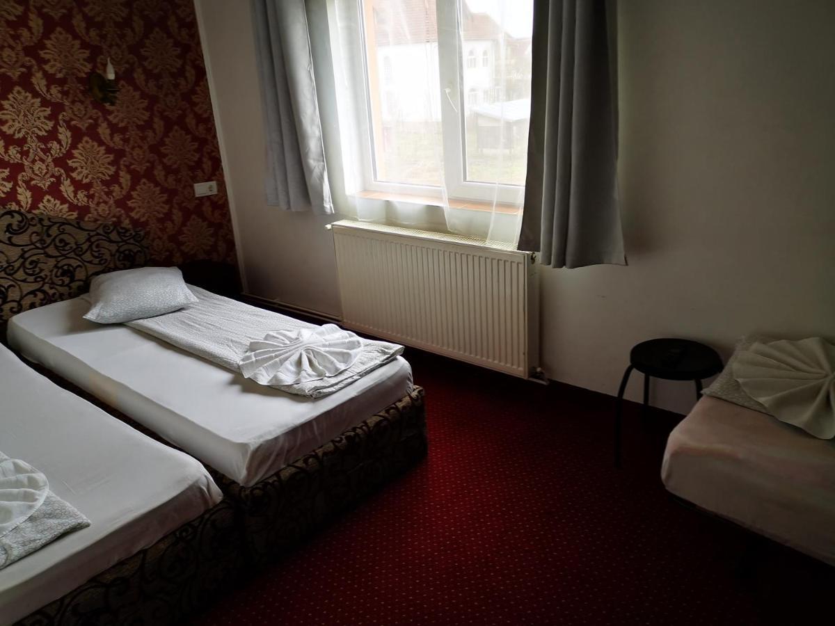 Golden Pension Târgu Jiu Esterno foto