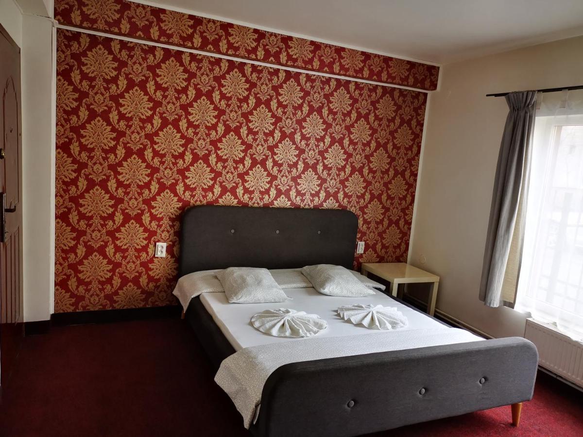 Golden Pension Târgu Jiu Esterno foto