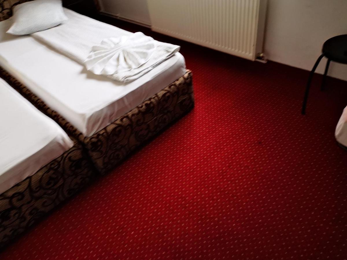 Golden Pension Târgu Jiu Esterno foto